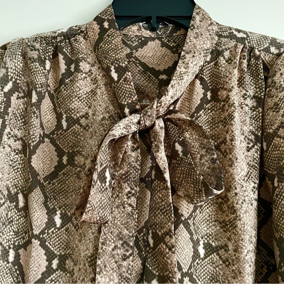 Stella & Dot Lady Boss Snakeskin Button Front Tie Neck Blouse Size L EUC - Picture 7 of 13
